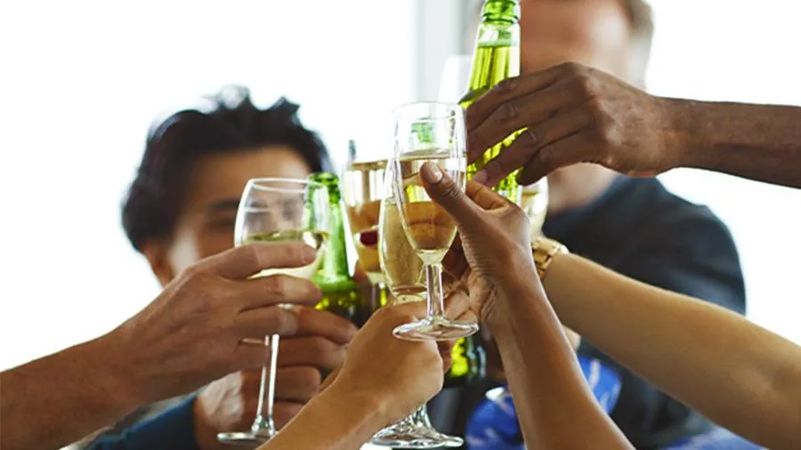 Alcool sur TikTok : pourquoi les marques de spiritueux envahissent enfin les écrans américains